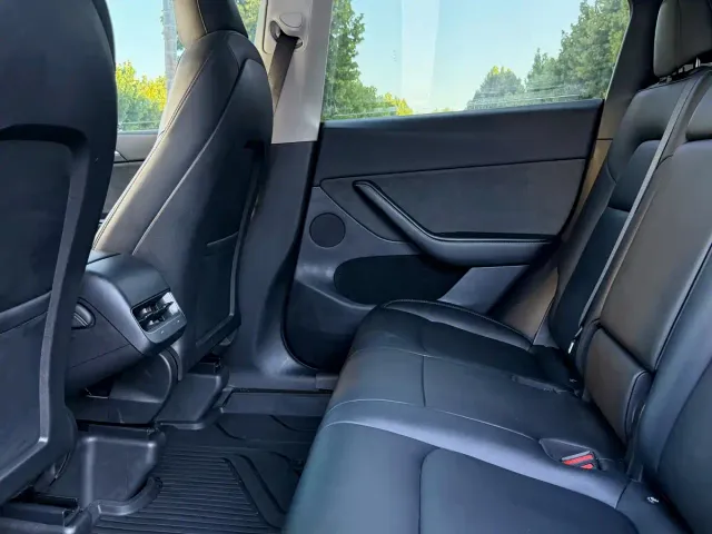 Tesla Model Y — Фото автомобиля 9