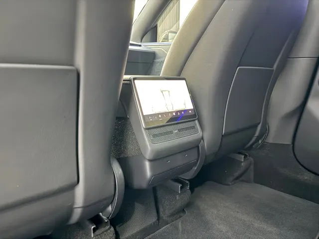 Tesla Model Y L — Фото автомобиля 7