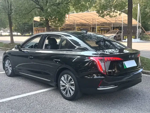 Hongqi E-QM5 — Фото автомобиля 10