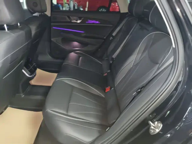 Volkswagen Passat — Фото автомобиля 16