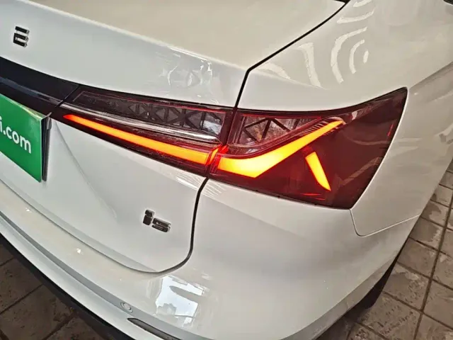 Roewe i5 — Фото автомобиля 7