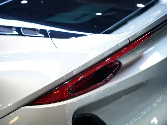 Lotus Emira — Фото автомобиля 8