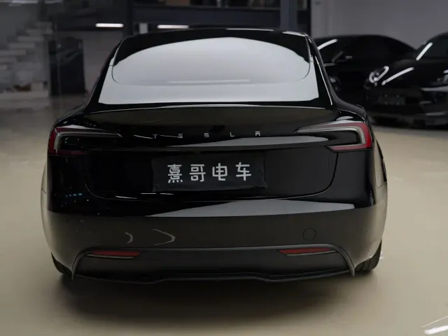 Tesla Model 3 — Фото автомобиля 5