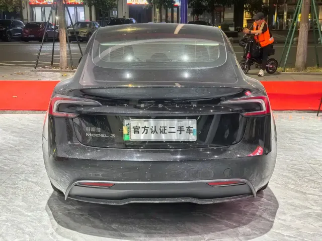 Tesla Model 3 — Фото автомобиля 12
