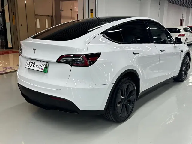 Tesla Model Y — Фото автомобиля 16