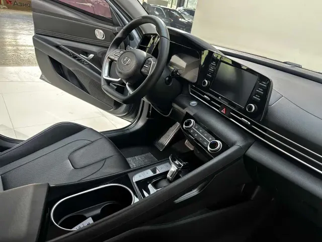 Hyundai Elantra — Фото автомобиля 16
