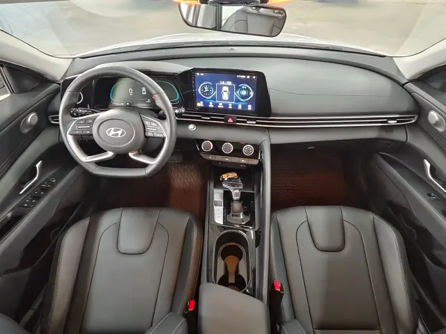 Hyundai Elantra — Фото автомобиля 14