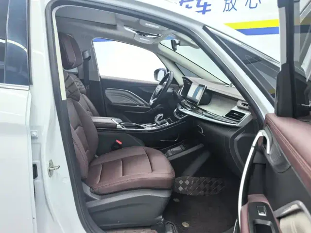 Geely Jiaji — Фото автомобиля 8