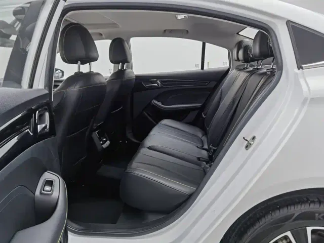 Roewe i5 — Фото автомобиля 15