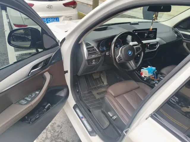 BMW iX3 — Фото автомобиля 13