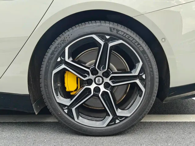 Xiaomi SU7 — Фото автомобиля 14