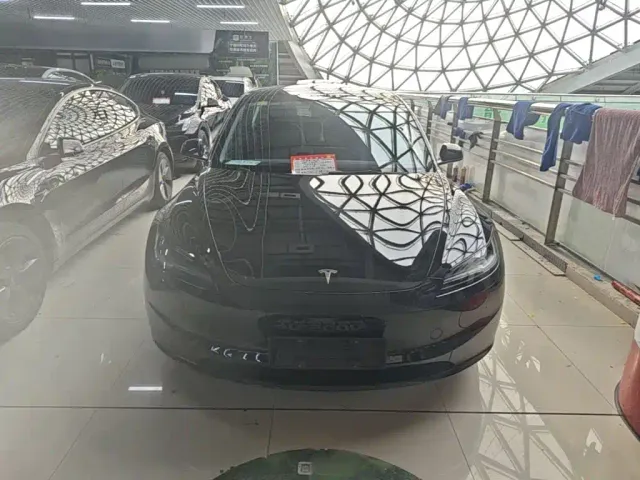 Tesla Model 3 — Фото автомобиля 2