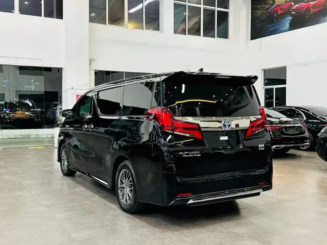 Toyota Alphard — Фото автомобиля 4