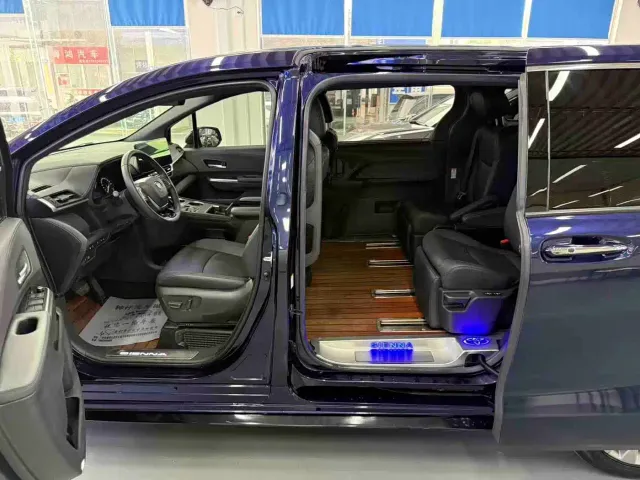 Toyota Sienna — Фото автомобиля 6