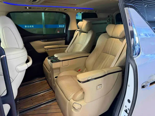 Toyota Vellfire — Фото автомобиля 5