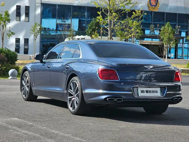 Bentley Flying Spur — Фото автомобиля 13