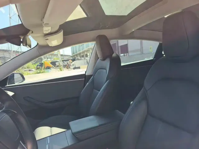 Tesla Model 3 — Фото автомобиля 6