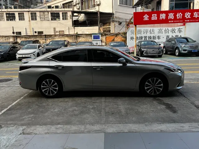 Lexus ES — Фото автомобиля 12