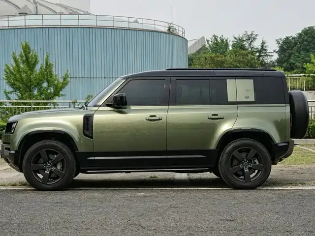 Land Rover Defender — Фото автомобиля 10