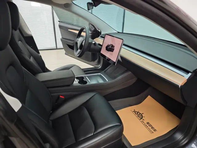 Tesla Model 3 — Фото автомобиля 9