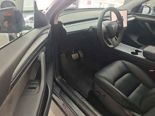 Tesla Model Y — Фото автомобиля 15