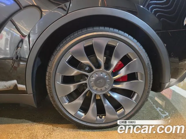 Tesla Model Y — Фото автомобиля 7