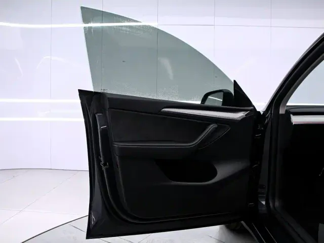 Tesla Model Y — Фото автомобиля 11