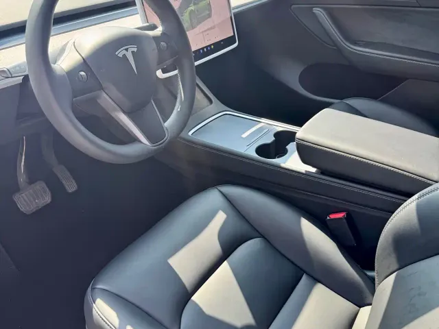 Tesla Model Y — Фото автомобиля 9