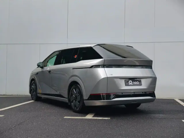 Xpeng X9 — Фото автомобиля 6