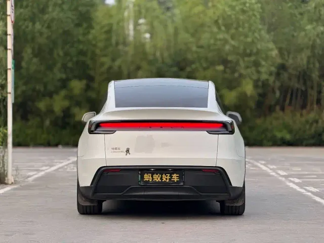 Tesla Model Y — Фото автомобиля 5