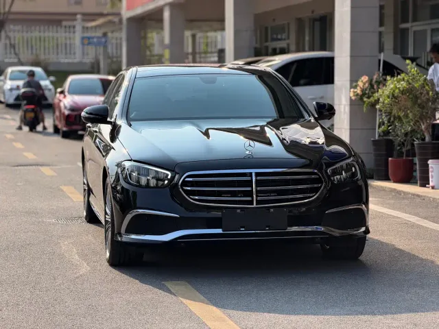 Mercedes-Benz E-Class — Фото автомобиля 3