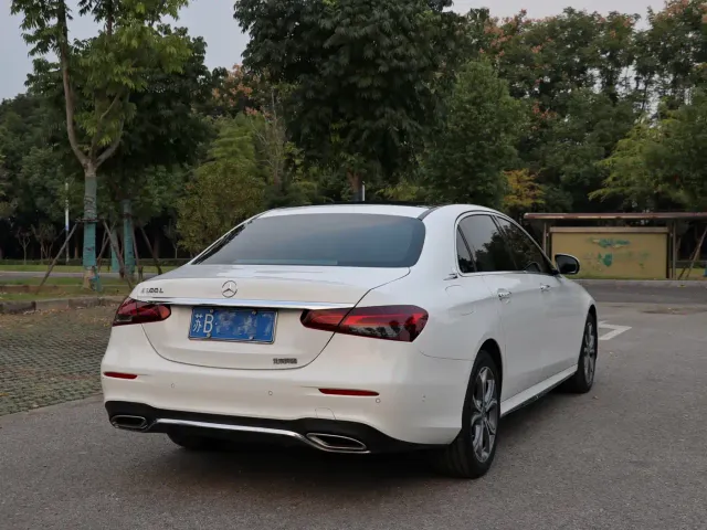 Mercedes-Benz E-Class — Фото автомобиля 3