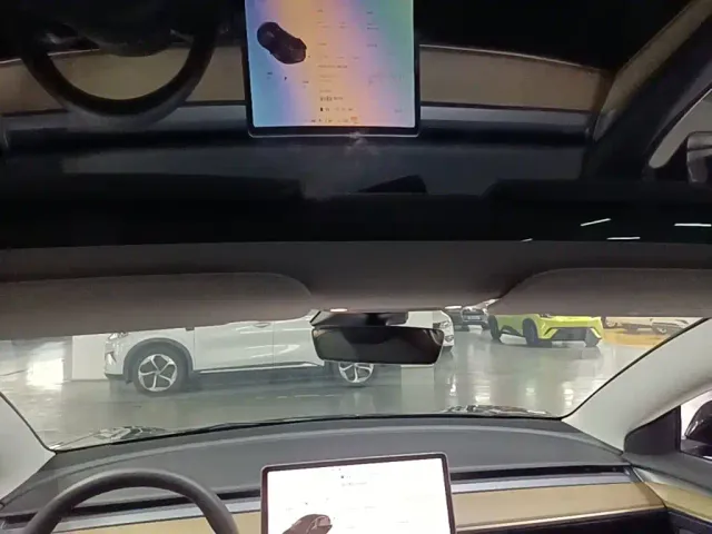 Tesla Model 3 — Фото автомобиля 17