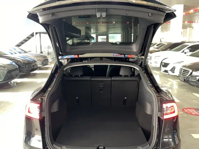 Tesla Model Y — Фото автомобиля 14