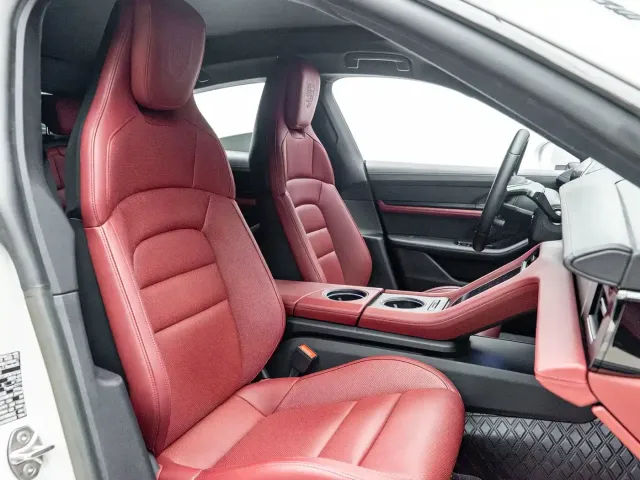 Porsche Taycan — Фото автомобиля 11