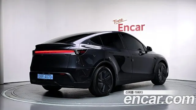 Tesla Model Y — Фото автомобиля 2