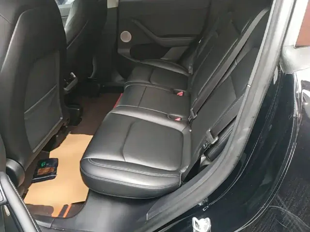Tesla Model Y — Фото автомобиля 16