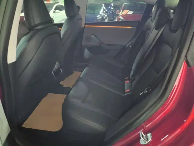 Tesla Model 3 — Фото автомобиля 16