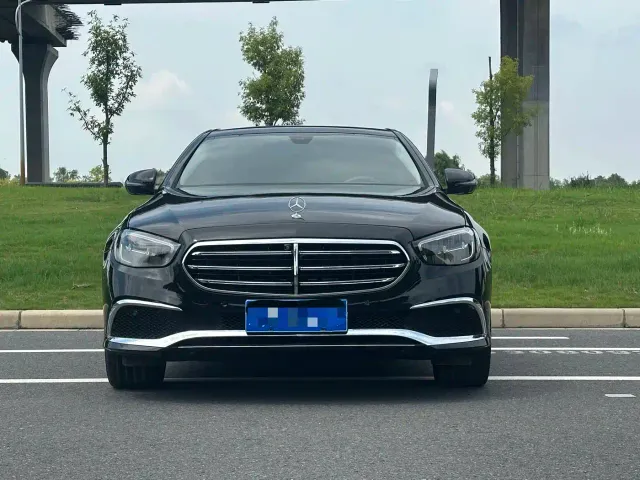 Mercedes-Benz E-Class — Фото автомобиля 3