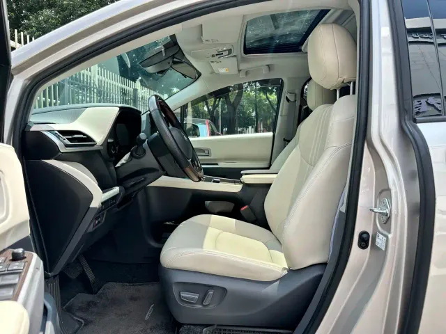 Toyota Sienna — Фото автомобиля 10