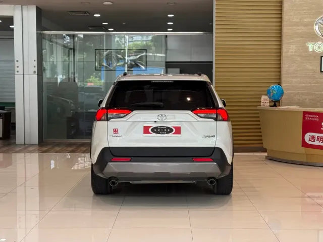 Toyota RAV4 — Фото автомобиля 4