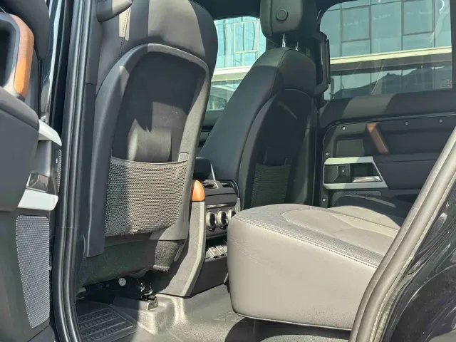 Land Rover Defender — Фото автомобиля 8