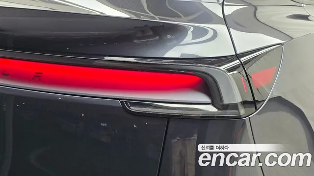 Tesla Model Y — Фото автомобиля 8