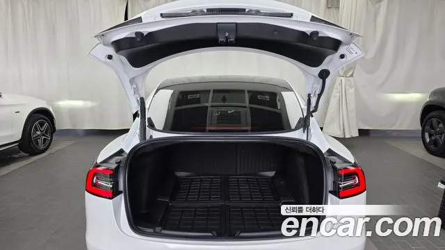 Tesla Model 3 — Фото автомобиля 18