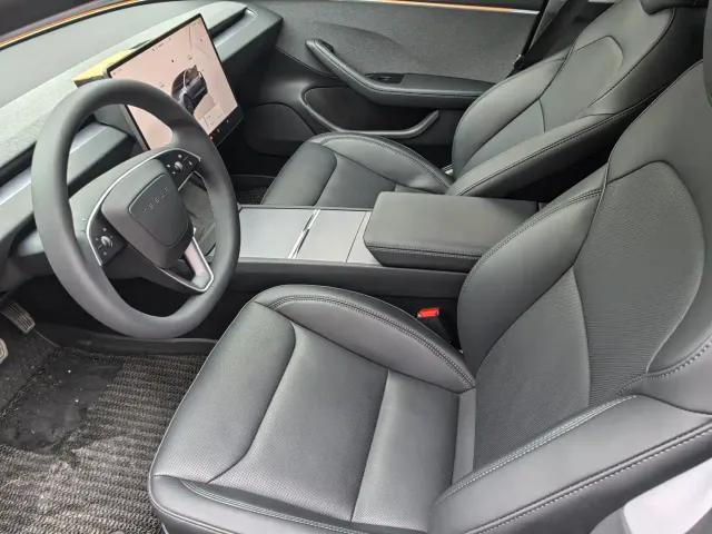 Tesla Model 3 — Фото автомобиля 4