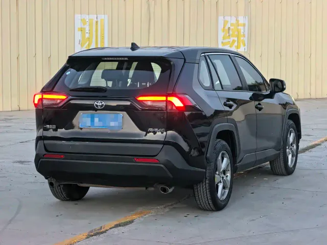 Toyota RAV4 — Фото автомобиля 7