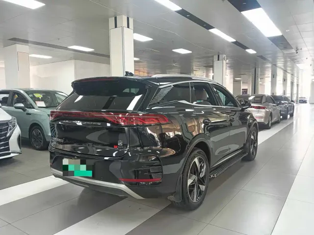 BYD Tang — Фото автомобиля 10