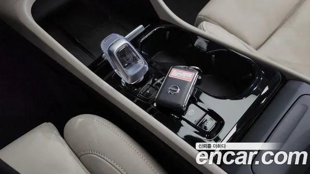 Вольво XC40 — Фото автомобиля 9