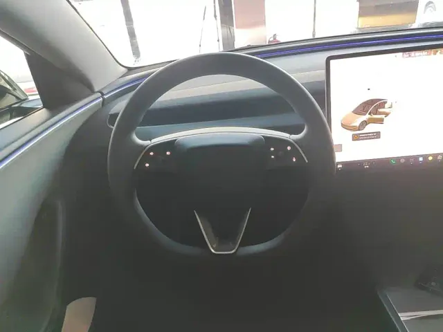 Tesla Model 3 — Фото автомобиля 10