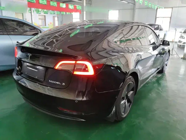 Tesla Model 3 — Фото автомобиля 4